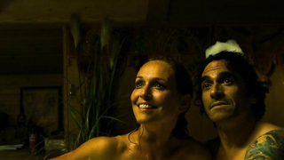 Beate Maes nua, cena de sexo de Black Wedding (2015)