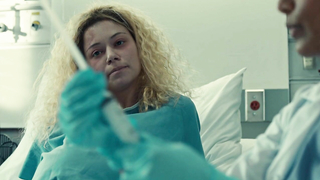 Tatiana Maslany nue, scène érotique d'Orphan Black s05e02 (2017)