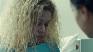 Tatiana Maslany nue, scène érotique d'Orphan Black s05e02 (2017)