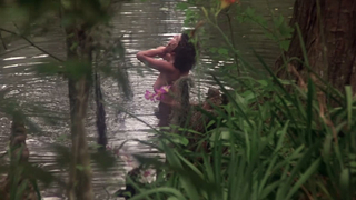 Adrienne Barbeau çıplak, Swamp Thing'den (1982) erotik sahne