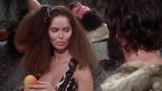 Barbara Bach sexy, escena erótica de Caveman (1981)