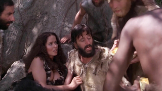 Barbara Bach sexy, escena erótica de Caveman (1981)