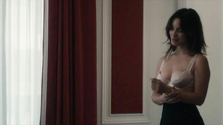 Berenice Marlohe sexy, Escena de sexo del 5 al 7 (2014)