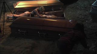 Bobbi Sue Luther desnuda, Seri DeYoung desnuda, escena erótica de Laid to Rest (2009)