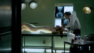 Christine Donlon desnuda, escena erótica de Femme Fatales s02e09 (2012)