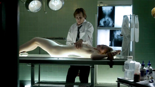 Christine Donlon desnuda, escena erótica de Femme Fatales s02e09 (2012)