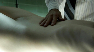 Christine Donlon nuda, scena erotica da Femme Fatales s02e09 (2012)