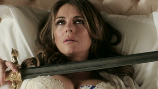 Elizabeth Hurley sexy, Keeley Hazell sexy, scena di sesso da The Royals s02e08 (2016)