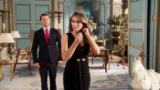 Elizabeth Hurley seksi, The Royals s03e01'den (2016) seks sahnesi