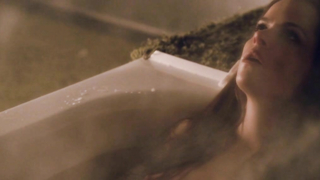 Emily Hampshire nuda, scena erotica di Die (2010)