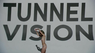 Felicia Porter nua, Laura Shields nua, cena erótica de Tunnel Vision (2014)