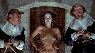 Gemma Jones nue, Georgina Hale nue, scène érotique de The Devils (1971)