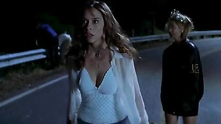 Célébrités nues »: Jennifer Love Hewitt sexy, Sarah Michelle Gellar sexy - Souviens-toi l'été dernier (1997)