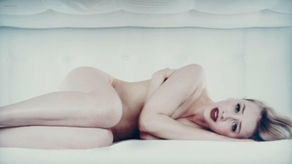 Célébrités nues » Sarah Gadon sexy - Antiviral (2012)