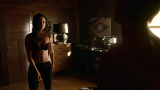 Çıplak ünlüler » Phoebe Tonkin seksi - The Secret Circle s01e14 (2011)