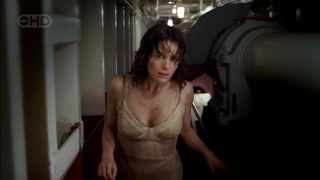 Nackte Promis » Carla Gugino sexy – Threshold s01e01 (2005)