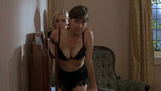 Çıplak ünlüler » Carey Lowell seksi, Jamie Lee Curtis seksi - Fierce Creatures (1997)