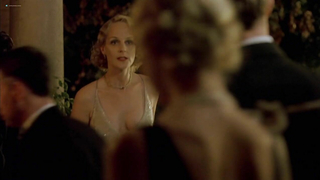 Célébrités nues » Scarlett Johansson sexy, Helen Hunt sexy - A Good Woman (2004)