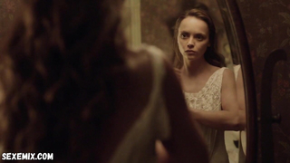 Christina Ricci sexy, escena en Lizzie Borden Took an Axe (2014)