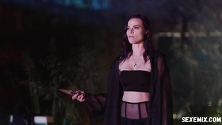 Miranda O'Hare, Jessica Louise Long, Jennifer Cipolla, Lizzie Gordon sexy, escena en Coven (2020)