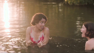 Gemma Arterton, Gugu Mbatha-Raw sexy, scène dans Summerland (2020)