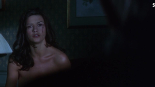 Catherine Zeta-Jones sexy, scena in Entrapment (1999)