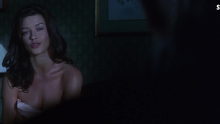 Catherine Zeta-Jones sexy, scena in Entrapment (1999)