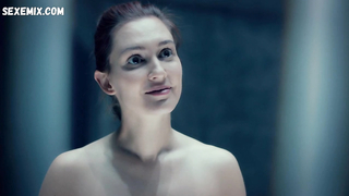 Katherine Barrell, Dominique Provost-Chalkley göğüsleri, Wynonna Earp s04e02 (2020) sahnesi