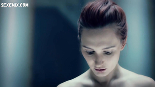 Katherine Barrell, Dominique Provost-Chalkley Brüste, Szene in Wynonna Earp s04e02 (2020)