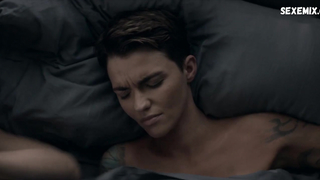 Ruby Rose, Brianne Howe sexy, cena em Batwoman s01e04 (2019)