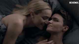 Ruby Rose, Brianne Howe sexy, cena em Batwoman s01e04 (2019)