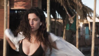 Bikini Tania Raymonde, toutes les scènes de Deep Blue Sea 3 (2020)