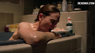 Emily Deschanel sexy, scène dans Animal Kingdom s04e12 (2019)