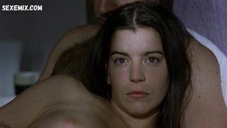 Laia Marull se beijando na cama, cena de Te Doy Mis Ojos (2003)