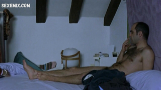 Laia Marull se beijando na cama, cena de Te Doy Mis Ojos (2003)