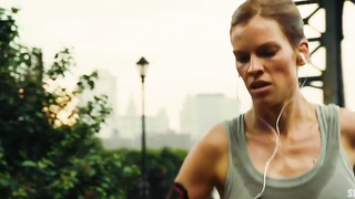 Hilary Swank'ın göğüsleri, The Resident (2011) sahnesi