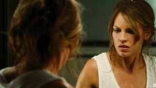 Hilary Swank'ın göğüsleri, The Resident (2011) sahnesi