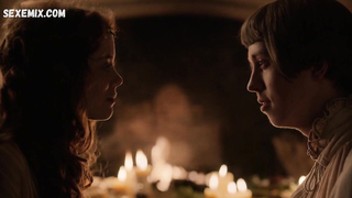 Charlotte Hope em topless, cena em The Spanish Princess s01e02 (2019)