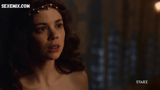 Charlotte Hope em topless, cena em The Spanish Princess s01e02 (2019)