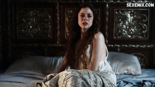 Charlotte Hope, Stephanie Levi-John sexy, scène dans The Spanish Princess s02e01 (2020)