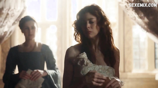 Charlotte Hope, Stephanie Levi-John sexy, scène dans The Spanish Princess s02e01 (2020)