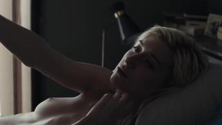 Elizabeth Debicki Cleavage, scena in The Burnt Orange Heresy (2019)