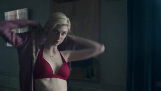 Elizabeth Debicki Cleavage, scena in The Burnt Orange Heresy (2019)