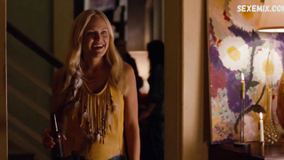 Jennifer Aniston, Malin Akerman, Kerri Kenney, Lauren Ambrose sexy, scène dans Wanderlust (2012)