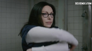 Emily Tarver, Laura Prepon striptiz dansı yapıyor, Orange Is the New Black sahnesi s07e02-10 (2019)