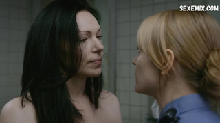 Emily Tarver, Laura Prepon striptiz dansı yapıyor, Orange Is the New Black sahnesi s07e02-10 (2019)