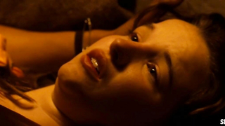 Kay Panabaker sexy, scène dans Little Birds (2011)