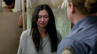 Kimiko Glenn göğüsleri gösteriyor, Orange is the New Black sahnesi s02e08 (2014)