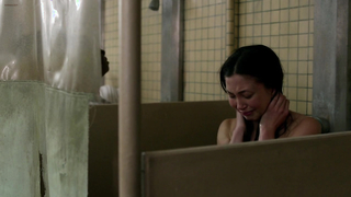 Kimiko Glenn göğüsleri gösteriyor, Orange is the New Black sahnesi s02e08 (2014)