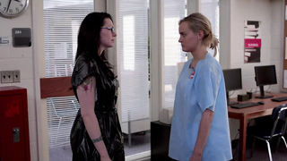 Taylor Schilling, Laura Prepon sexy, scena in Orange Is the New Black s03e02-06 (2015)